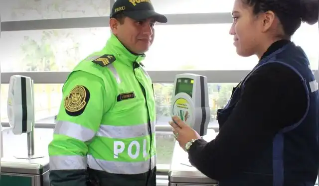 Los policías viajan gratis en el Metropolitano. Foto: Metropolitano   