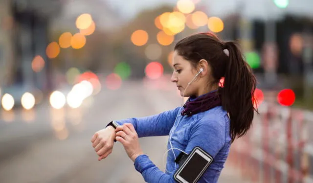 Utiliza tu smartphone viejo como un wearable para acompañarte en tus rutinas de entrenamiento. Foto: Shutterstock   