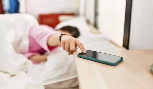 Emplea tu smartphone antiguo como despertador. Foto: Adobe Stock<br> 