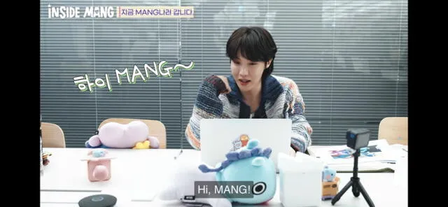  J-Hope de BTS se encuentra con Mang, el personaje que creó para la serie BT21 de Line Friends. Foto: captura YouTube   