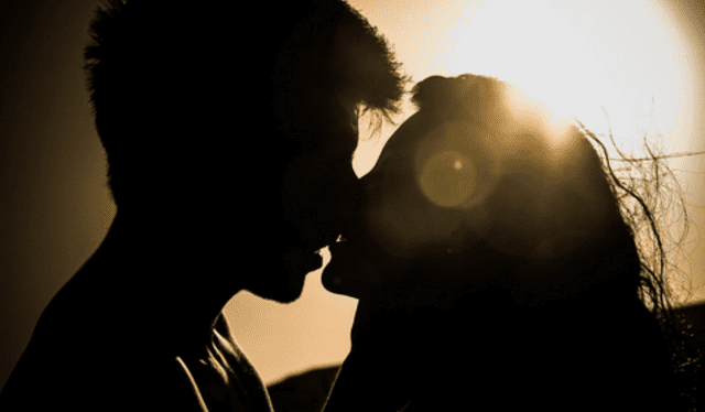 El beso 'perfecto' debe durar al menos 10 segundos, según la ciencia. Foto: AFP   