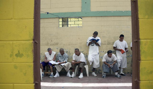 Funcionarios de Bukele se habrían reunido en la cárcel con líderes de la Mara Salvatrucha. Foto. AFP   