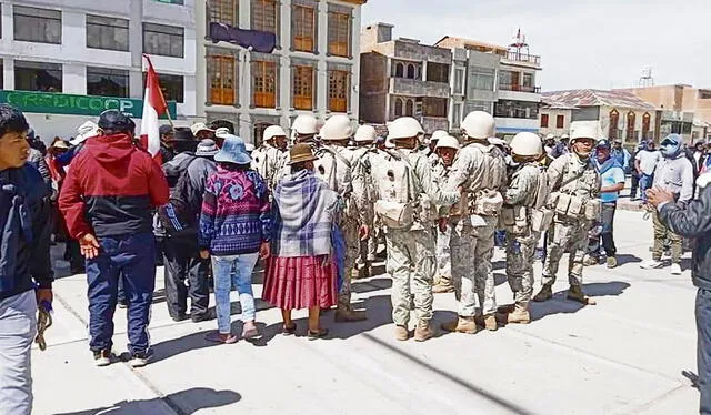  Juli. Comuneros rodean a militares en la plaza de Armas. Foto: difusión   