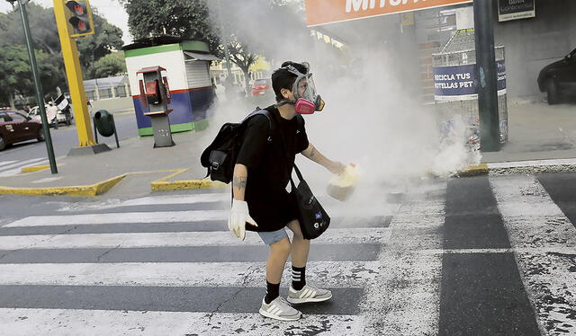  Lima. Manifestantes fueron dispersados con uso de gases. Foto: Gerardo Marín/La República   