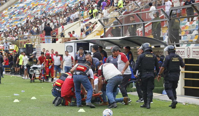  Hincha fue atendido de emergencia en el Estadio Monumental. Foto: Antonio Melgarejo/La República   