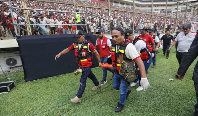  Hincha fue atendido de emergencia en el Estadio Monumental. Foto: Antonio Melgarejo/La República   