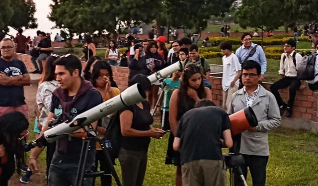 La observación de estrellas en el parque de Miraflores espera repetirse en otros distritos. Foto: Space UNMSM  