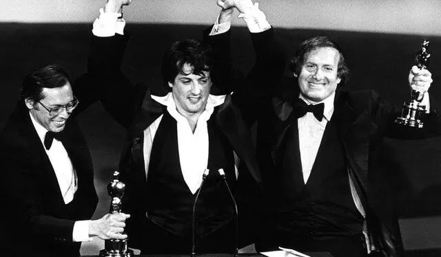  Sylvester Stallone junto a los productores de la película "Rocky" en los Premios Oscar. Foto: The Academy/Facebook   