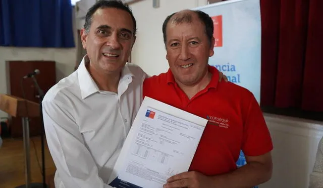 Luis Guillermo Cerpa agradeció el apoyo del alcalde de Curicó, Javier Mufioz. Foto: Vivimos la noticia   