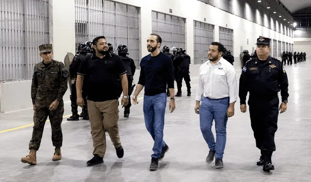  El presidente Nayib Bukele durante una visita de inspección a la prisión recién inaugurada. Foto: AFP    