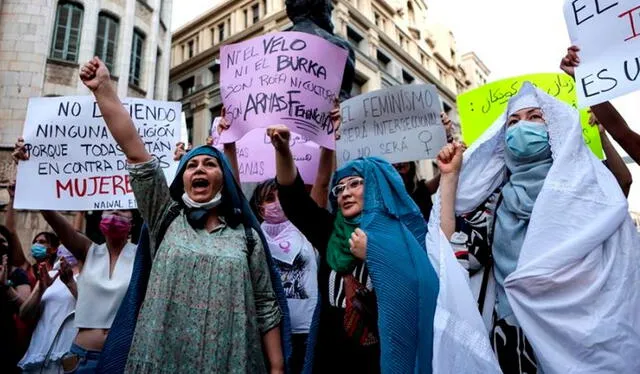  Mujeres afganas residentes en Barcelona protestan ante la sede de la ONU en la Barcelona. Foto: EFE    