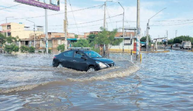  Avenidas y calles de la ciudad amanecieron inundadas, y afectaron el tráfico. Foto: Almendra Ruesta/ URPI/ La República    