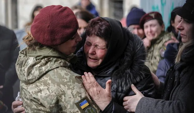  Mujer ucraniana llora durante una ceremonia fúnebre de tres soldados ucranianos en combates con las fuerzas rusas. Foto: EFE    
