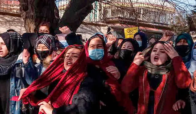  Mujeres protestan en Afganistán y piden volver a las universidades. Foto: AFP    