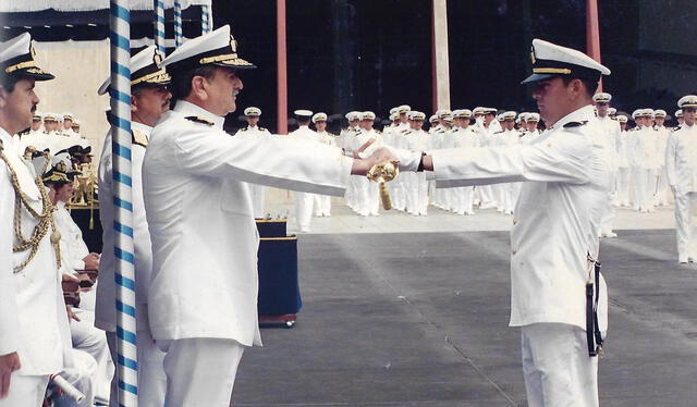 Carlos Barba graduándose de la Escuela Naval. Foto: difusión   