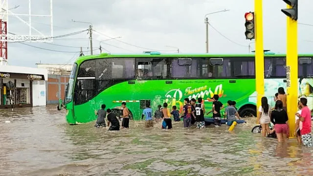  Caída se agua se prolongó por al menos una hora. Foto: Juan Nunura/Facebook   