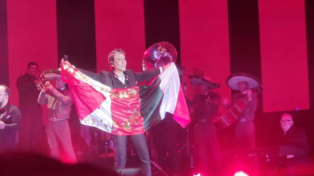  Alejandro Fernández con bandera de fans. Foto: Grace Mora/ URPI LR 