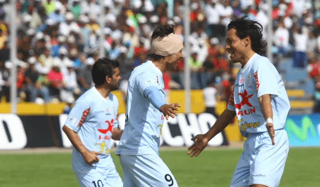 Víctor Ferreira celebrando con Rolando Bogado en Ayacucho, donde el 'Cachi' marcó un gol de cabeza pese a sufrir un golpe. Foto: Archivo GLR   