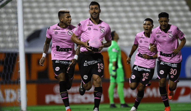 Jostin Alarcón junto a Tarek Carranza, Carlos Cabello y Sebastián Penco en el partido en el cual marcó el primer gol de su carrera frente a Deportivo Municipal. Foto: Archivo GLR   