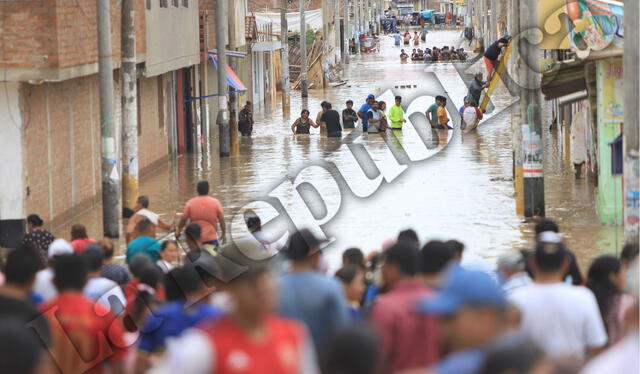  Cientos de ciudadanos reclamaron por ayuda ante inundación de sus viviendas. Foto: Clinton Medina/ La República    