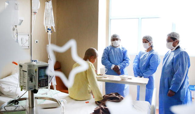  Visita hospitalaria a un paciente del pabellón de oncología pediátrica. Foto: La República    