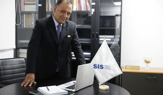  El Dr. Mestas Valero es jefe del Seguro Integral de Salud (SIS). Foto: Andina   