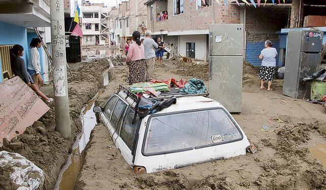  Enterrados. Así han quedado varias ciudades del norte del país. Hay miles de afectados. Foto: Andina   