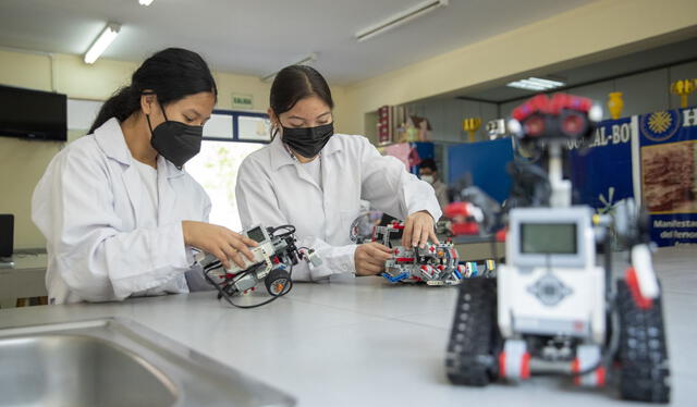 En los COAR, los estudiantes tienen acceso a laboratorios de robótica con todos los implementos para su uso. Foto: Andina   