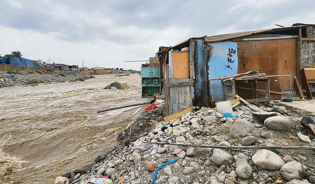 Río bravo. El Chillón arrasó con las precarias viviendas de sus laderas, en Puente Piedra. Foto: María Luz Aranda/URPI-LR   