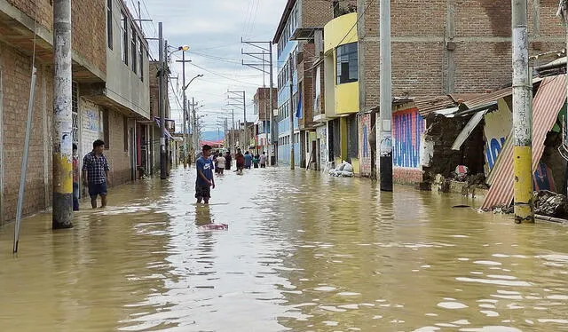 En el norte. Las calles de Chiclayo continúan inundadas. Foto: Emmanuel Moreno/URPI-LR   