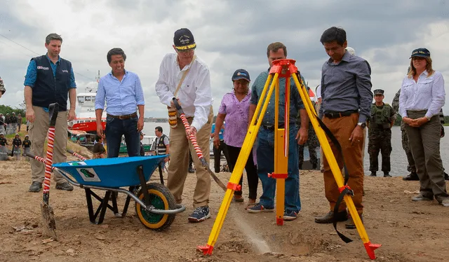 PPK colocando la primera piedra para la construcciones del puente Nanay.