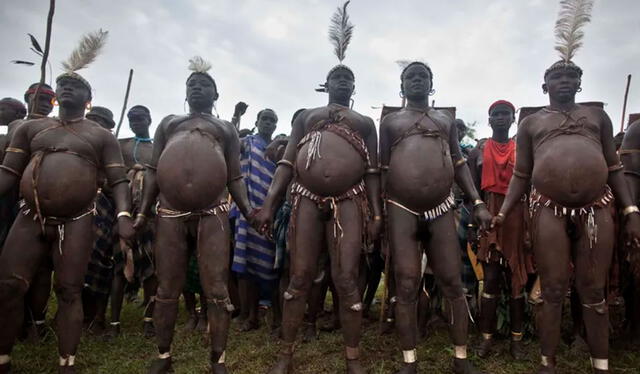  El joven más obeso gana el título de ser rey de la tribu Bodi por un día y se casa con la mujer más bella de la aldea. Foto: Revista Quo    