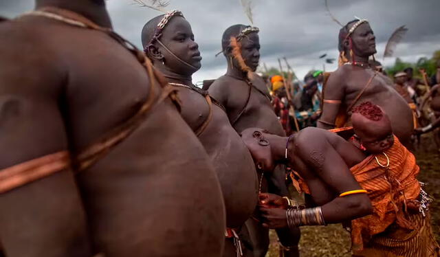  Una mujer mide el abdomen de su esposo, que es parte de la ceremonia para premiar al hombre más obeso de la aldea. Foto: News Pictures    