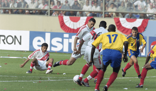 Claudio Pizarro antes de marcar su gol ante Ecuador en las Eliminatorias 2002. Foto: Archivo GLR   