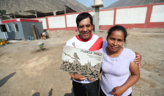Evangelina Chamorro junto a su esposo luego de recibir un lote en Pachacamac. Foto: Ministerio de Vivienda   