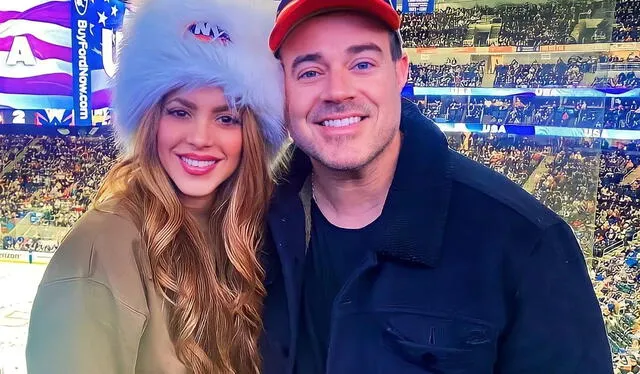  Shakira junto a Carson Daly en un juego de Hockey. Foto: Twitter 