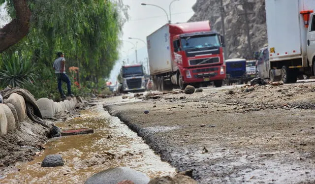  La pista de la Carretera Central permanece enlodada tras huaico. Vanessa Sandoval / URPI-LR 