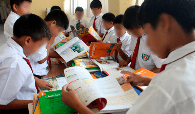 Los colegios públicos no pueden exigir que se compre un uniforme escolar al momento de la matrícula . Foto: Andina   