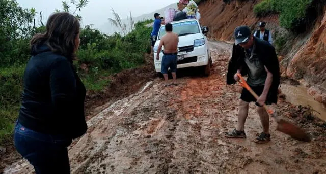 Decenas de vehículos quedaron varados en la carretera Huancabamba-Los Ranchos. Foto: La República   