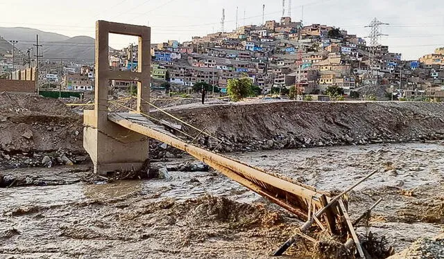  Comas. Puente peatonal colapsó por crecida del río Chillón. Foto: Mary Luz Aranda/URPI-LR   
