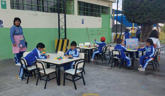  En el patio. Menores en Cayma estudian a la interperie. Foto: La República<br><br>    