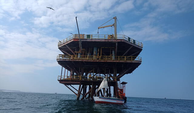 Los hombres de mar advierten que estas estructuras abandonadas representan peligro a la fauna marina. Foto: La República    