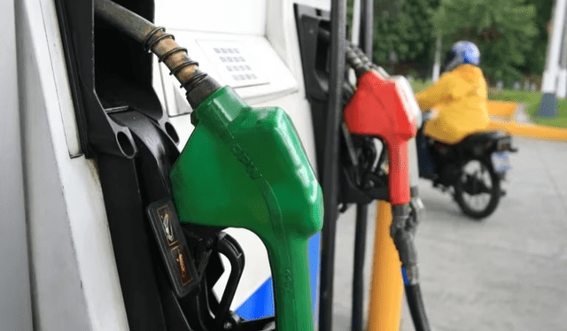 Cien litros de gasolina pesan 73.7 kilogramos. Foto: Infobae   