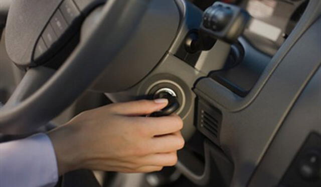 Apagar el motor cuando el auto esté estacionado te ayudará a ahorrar combustible. Foto: Comparabien   