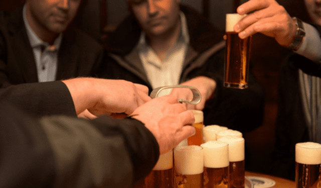 La frecuencia con la que toma alcohol la persona influye en si esta bebida le hace efecto rápido o no. Foto: AFP   