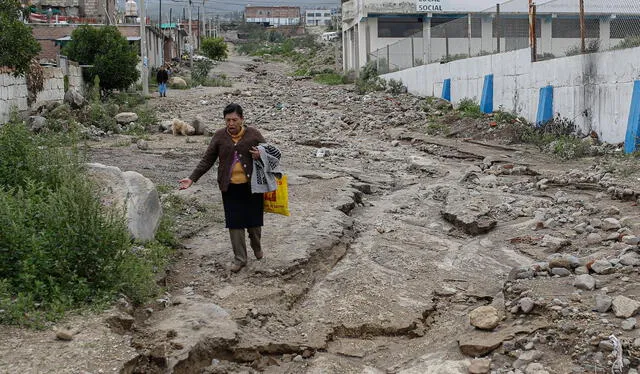  Peligro. Población tuvo que caminar en busca de movilidad debido a que vías quedaron destrozadas. Foto: Rodrigo Talavera/ LR<br><br>    