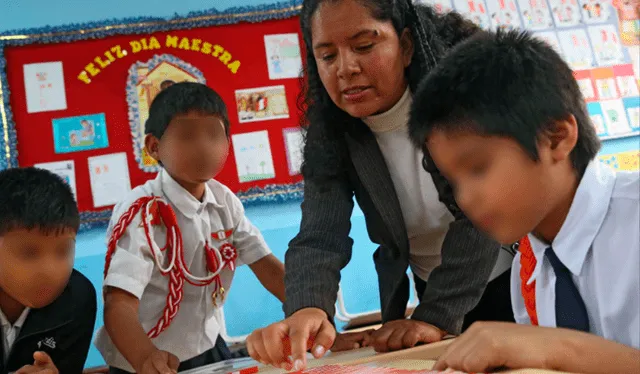 Un maestro contratado puede ganar 3.467,20 con 40 horas de jornada laboral. Foto: Andina   