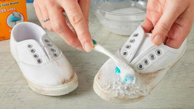 El bicarbonato de sodio ayuda a blanquear las zapatillas. Foto: La Gaceta de Salamanca   