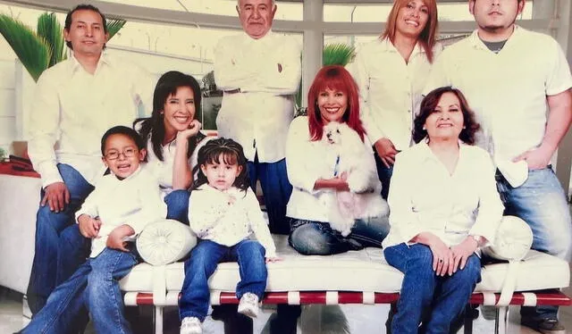  Magaly Medina compartió una enternecedora fotografía junto a su familia tras la muerte de su padre Luis Medina. Foto: Instagram   