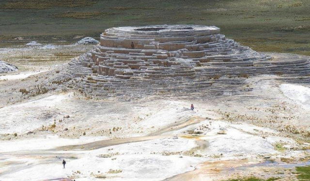  La abertura en la superficie del volcán es de aproximadamente 10 metros de diámetro. Foto: Arqueología del Perú 